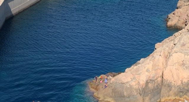 Servicios de emergencia rescatan a un hombre herido al sufrir una caída en el Puerto de Escombreras