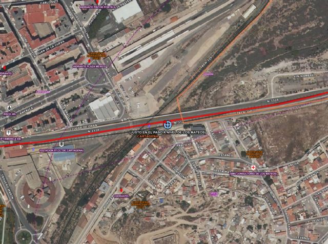 Servicios de emergencias atienden y trasladan al hospital a una mujer que se arroja a las vías del tren en Cartagena