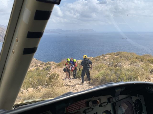 Servicios de emergencias atienden y trasladan al hospital a una senderista accidentada en La Azohía