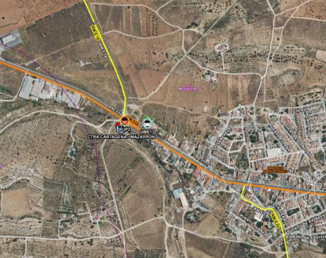 Servicios de emergencia rescatan y trasladan al hospital a una persona herida en un accidente de tráfico en Molinos Marfagones, Cartagena