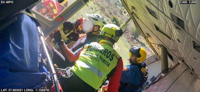 Servicios de emergencia rescatan y trasladan al hospital a un ciclista herido en Cartagena