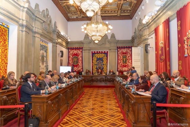 El pleno del Ayuntamiento traslada su apoyo a los trabajadores de Sabic y sus familias