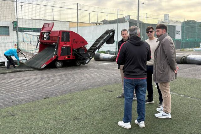 El Ayuntamiento inicia la renovación del césped en tres campos de fútbol 5 para mejorar las instalaciones deportivas