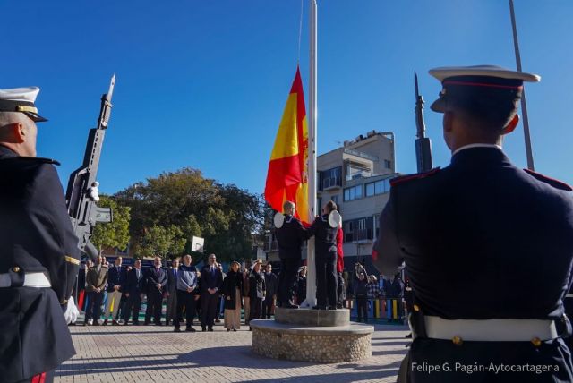 La Bandera de España ya ondea en la Plaza de la Marina de Santa Lucía