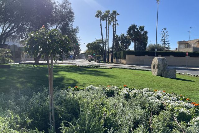 Cartagena embellece la entrada al Polígono Santa Ana con la renovación de su rotonda principal