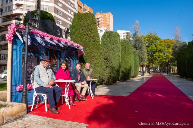 Globos y ´pohotocalls´ para celebrar el Día de San Valentín en Cartagena
