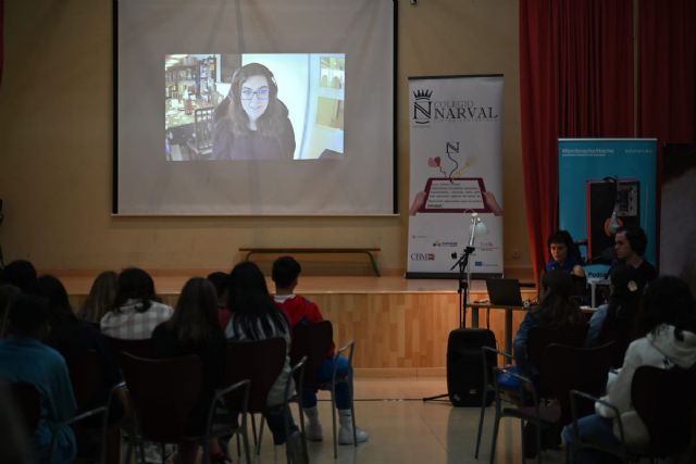 La escritora May López, finalista del Premio Hache 2026, conversa con estudiantes en un podcast para Radio Mandarache