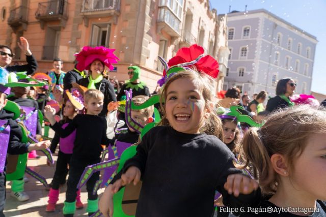 Los más pequeños lucen sus disfraces y bailes en el Pasacalles del Carnaval Escolar