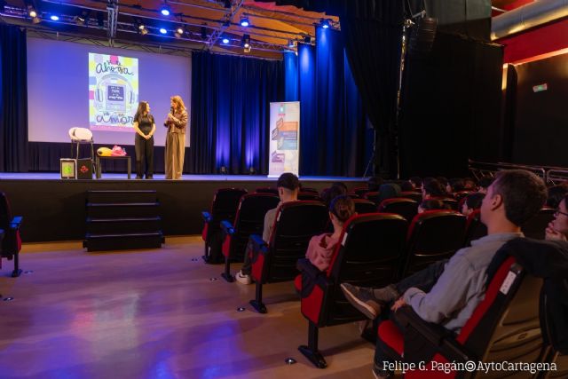 ´Si te ahoga no es amor´ se acerca a 700 jóvenes con un monólogo sobre ghosting, sexting y enfermedades de transmisión sexual