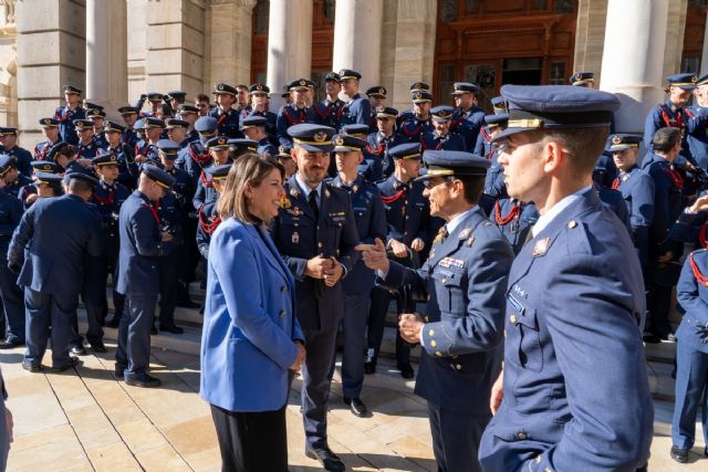 Los nuevos alumnos de la Academia General del Aire visitan el Palacio Consistorial