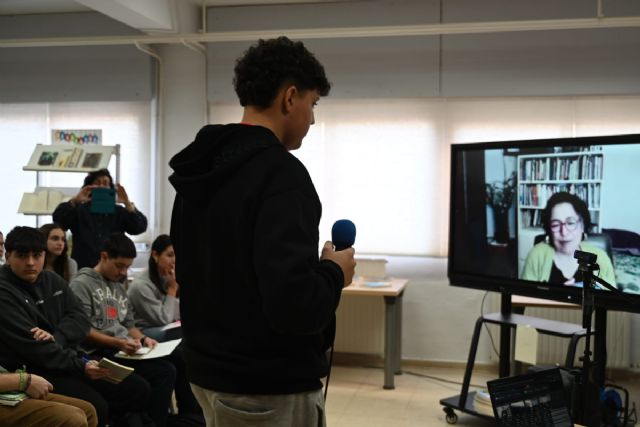 La poeta mexicana Maricela Guerrero protagoniza el nuevo episodio del podcast Hableemos de Radio Mandarache