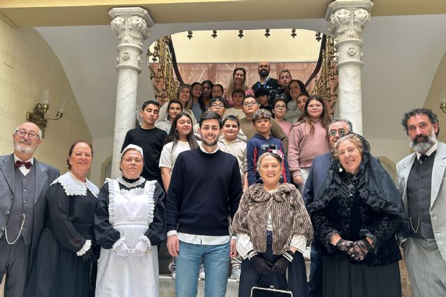 Cerca de 700 alumnos descubren la Cartagena modernista con una visita guiada teatralizada