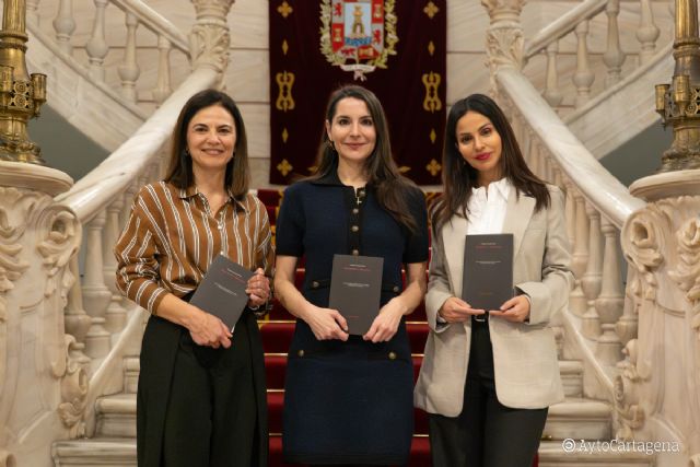 Carmen Palomo comparte con Cartagena los detalles de ´Monstruos y prodigios´, poemario ganador del 39º Premio Internacional Antonio Oliver