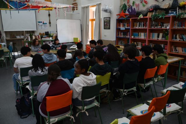 La poeta cartagenera Sara Martínez visita centros educativos que participan en el Premio Mandarache