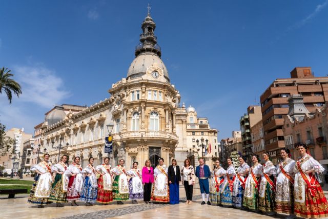 Cartagena muestra su historia y patrimonio a la Reina de la Huerta y su Corte en la tradicional visita institucional