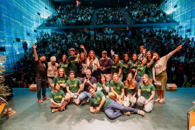 Jóvenes lectores de Cartagena reciben a los finalistas del Premio Hache