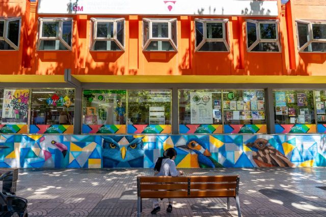 La fachada de Juventud acoge un nuevo mural inspirado en una obra de Carpe