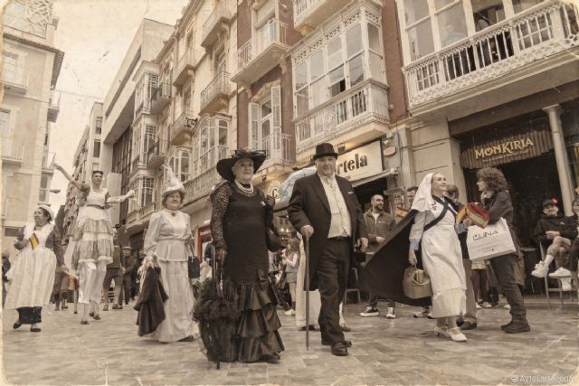 Cartagena revive su época modernista con un pasacalles por el casco histórico, visitas guiadas y exposiciones