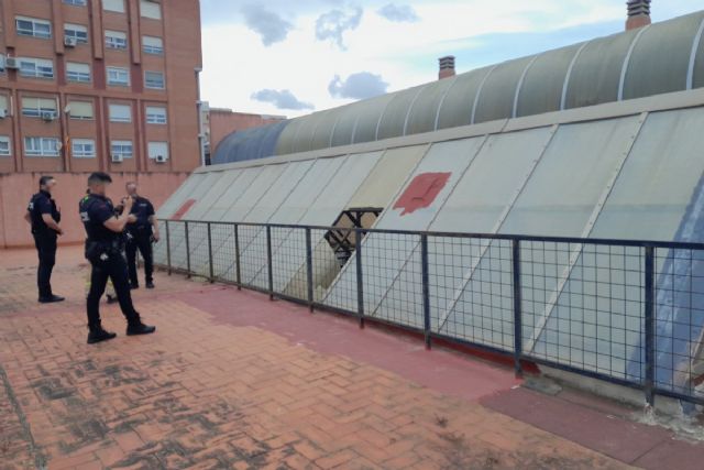 Incidente sin heridos en la piscina de Wssell de Guimbarda tras acceder una adolescente al falso techo