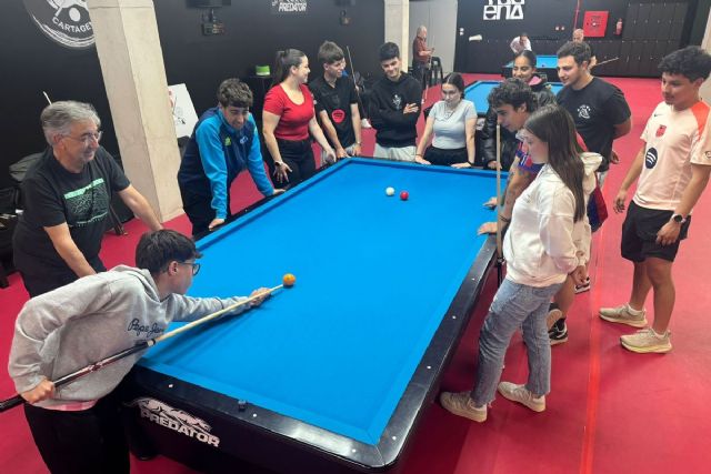 El Club Billar C. Cartagena finaliza las visitas del programa ADE en un encuentro con alumnos del IES Mediterráneo