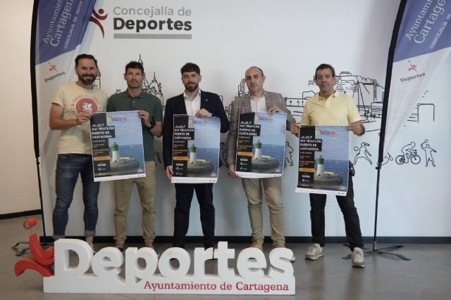 Cerca de medio millar de atletas participan este sábado en el Triatlón Puerto de Cartagena