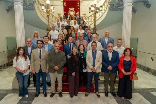 Medio centenar de empleados municipales reciben el reconocimiento a los años de servicio prestados en el Ayuntamiento