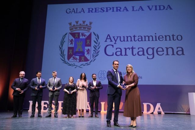 El Ayuntamiento es reconocido por su compromiso y solidaridad en la I Gala ´Respira la Vida´