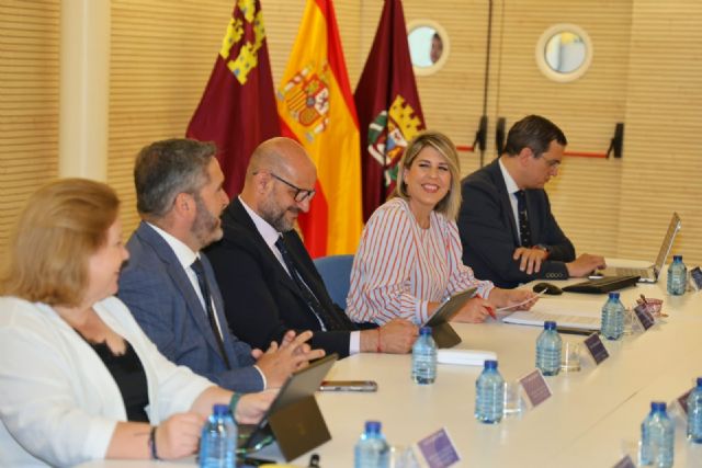 La alcaldesa reclama desbloquear el ferrocarril y la ampliación del puerto tras la presentación de la nueva hoja de ruta del Puerto