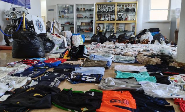 Policía Local de Cartagena interviene 2.152 prendas y complementos en Cabo de Palos