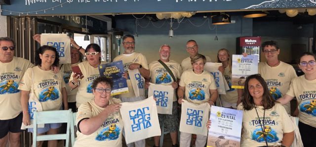 Voluntarios inician la campaña estival de protección de la tortuga boba en el litoral de Cartagena