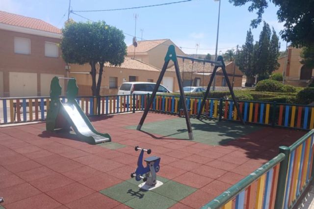 La Plaza de San Nicolás en El Estrecho de San Ginés renueva su zona de juegos infantiles