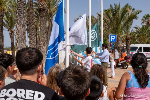 Alumnado del colegio Puig Campillo de Isla Plana participa en una limpieza de playas