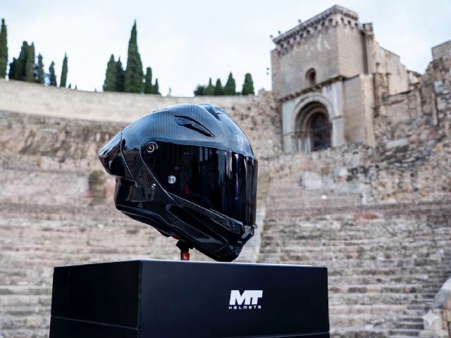 MT Helmets presenta el casco más ligero del mundo con homologación FIM #2