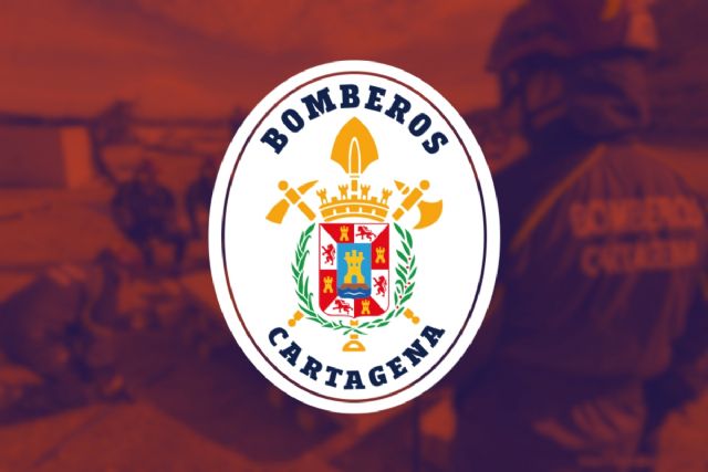 Los bomberos de Cartagena apagan cuatro vehículos, diez contenedores y nueve fuegos de matorral durante la noche de San Juan