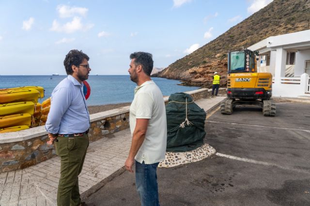 El Ayuntamiento inicia las obras de reparación de la escollera de El Portús con una inversión cercana a los 50.000 euros ante la inacción de Costas