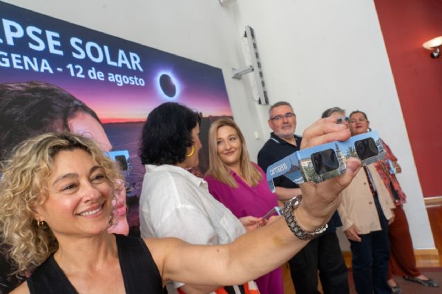 Cartagena reparte más de 10.000 gafas gratis para ver el eclipse solar