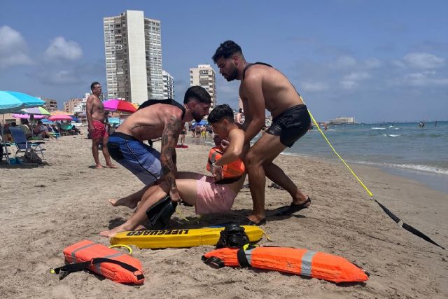 Cartagena refuerza la seguridad en sus playas con formación intensiva para nuevos socorristas