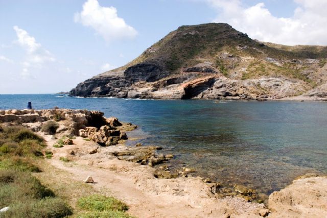 Cerrada al baño la playa de Cala Reona