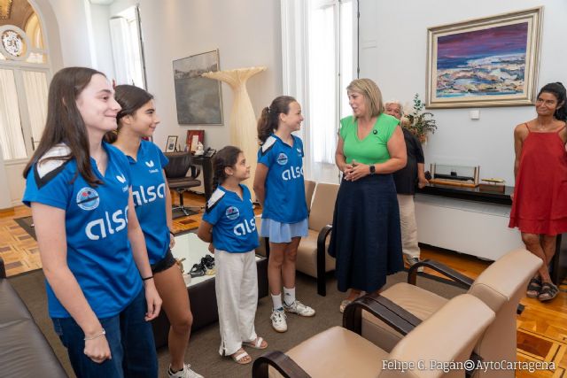 La alcaldesa recibe a las jóvenes promesas del tenis de mesa tras su histórico ascenso a la División de Honor Femenina