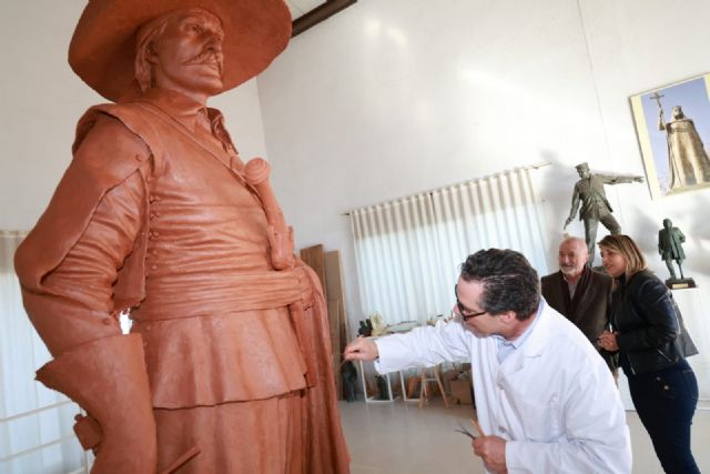 Cartagena inaugura el monumento al Capitán Alatriste el viernes 17 con la presencia de Pérez-Reverte