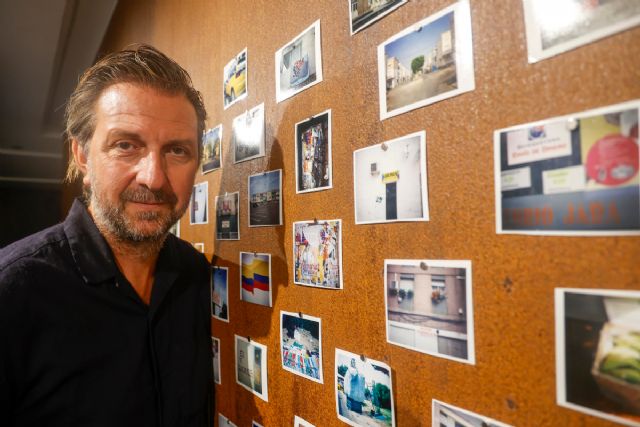 La Mar de Músicas muestra ´Distrito´ la mirada de Salvi Vivancos sobre la memoria de la comunidad ecuatoriana en la Región de Murcia