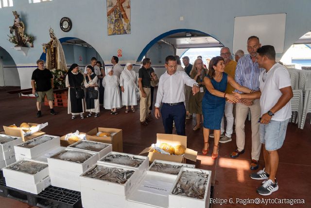 Más de media tonelada de pescado fresco llega a nueve entidades sociales de Cartagena gracias a la solidaridad de los pescadores