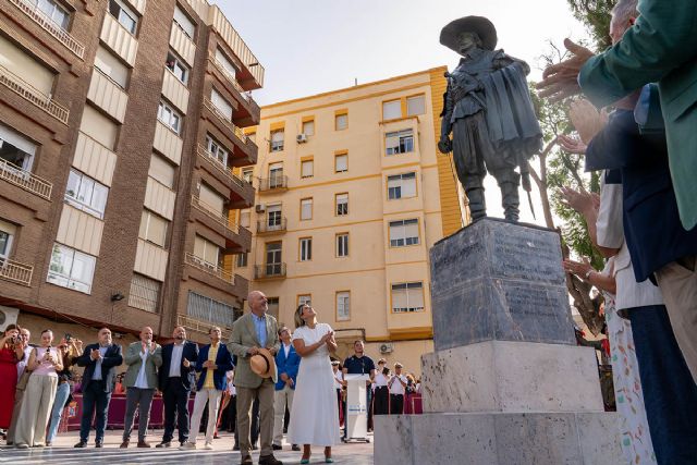 Pérez-Reverte descubre el monumento al capitán Alatriste, homenaje de Cartagena al escritor