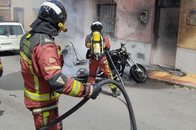 Arden tres motocicletas y un turismo en San José Obrero y La Manga