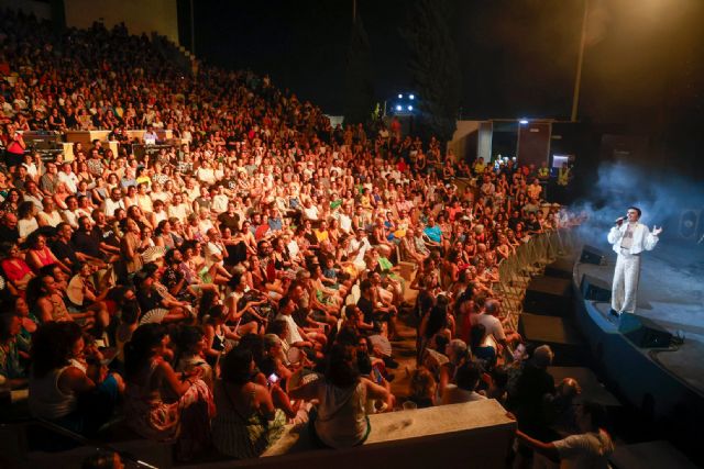 Rodrigo Cuevas revoluciona el festival La Mar de Músicas de Cartagena con el folclore más vanguardista