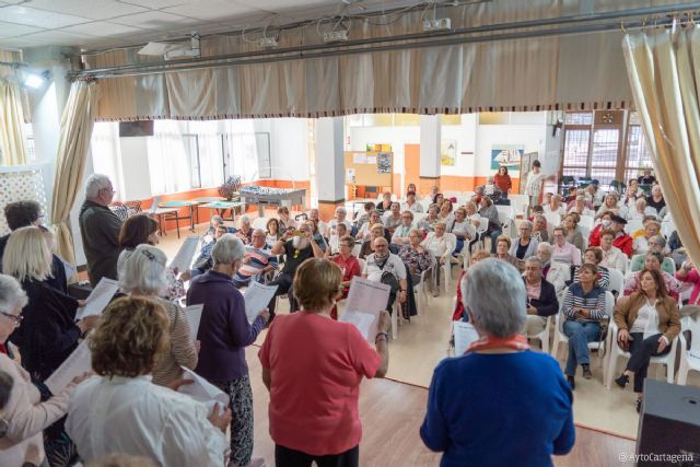 Los abuelos de Cartagena cuentan con más recursos y actividades municipales para vivir con autonomía y combatir la soledad