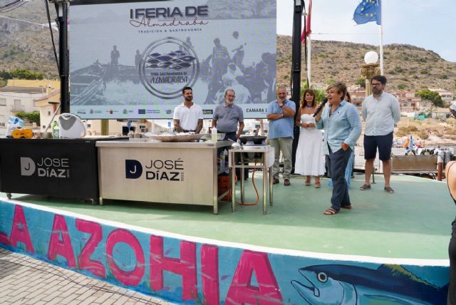 La I Feria de la Almadraba muestra con éxito a veraneantes y visitantes el producto de esta arte de pesca tradicional