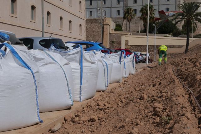 El Ayuntamiento de Cartagena resiembra el césped del talud junto al monumento a la Patrulla Águila