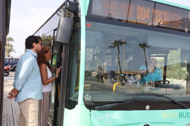 Deja el coche y sube al faro: Cabo de Palos refuerza el autobús lanzadera al faro, que será gratuito durante Cabo de Pop