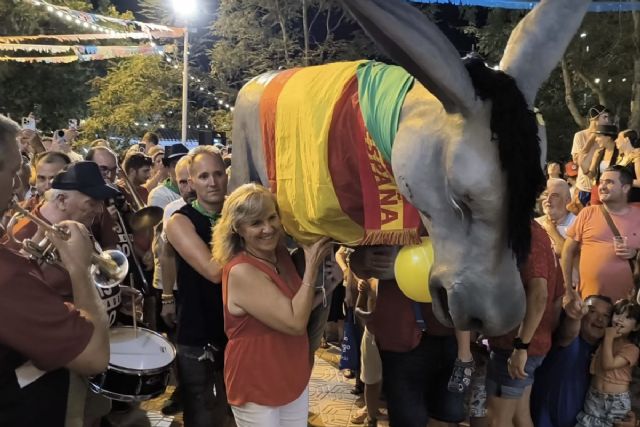 El burro Lucero vuelve a coronar el campanario de Perín en su día grande